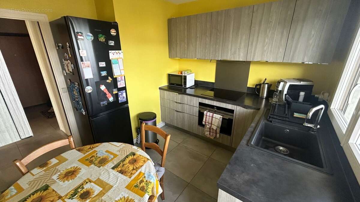Appartement T4 transformé en T3 a vendre à Annemasse Cuisine équipée - Appartement à ANNEMASSE