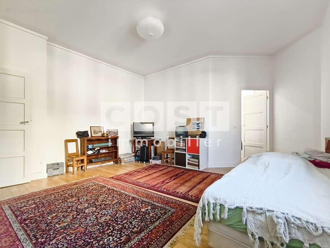 Appartement à COURBEVOIE