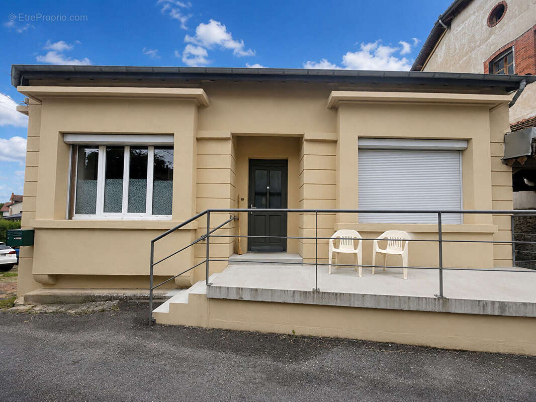 Immeuble de rapport à Saint-Just-en-Chevalet avec 3 logements loués. Revenus locatifs immédiats, idéal investisseur. - photo 2