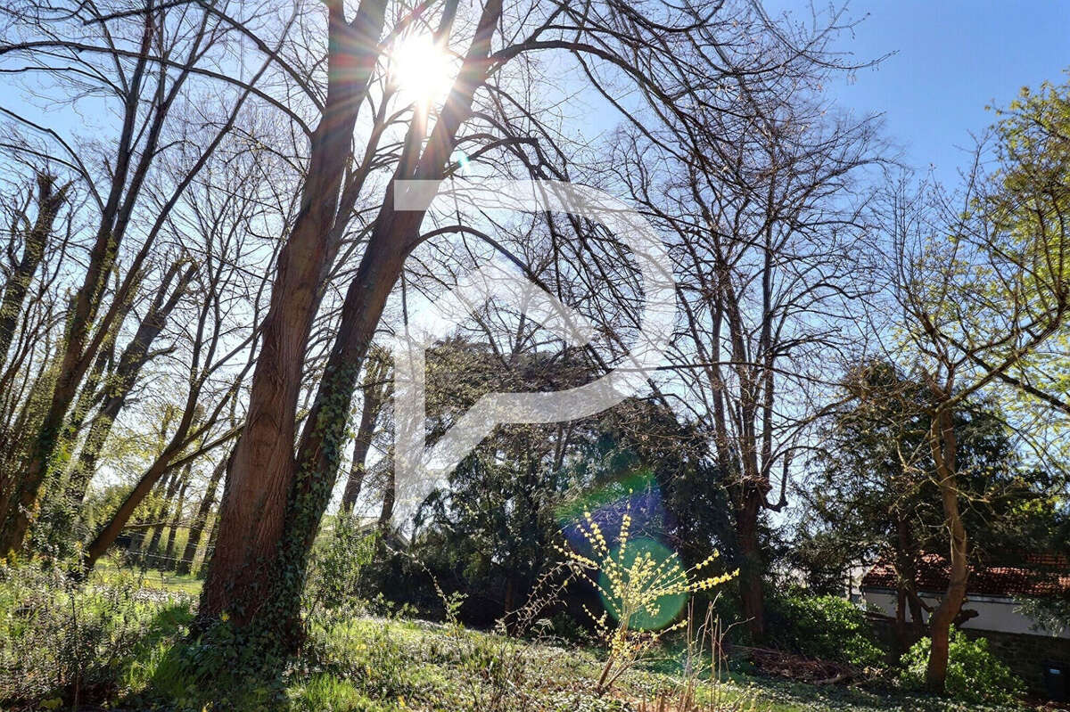 Terrain à LE MESNIL-LE-ROI