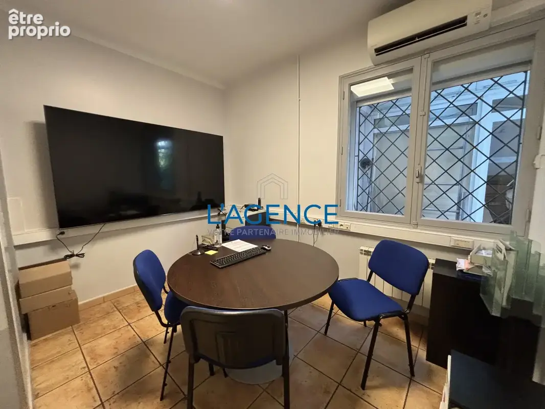 Maison de 188 m2 en plein coeur de Hyères les palmiers avec parking privatif exposé au sud . - photo 9