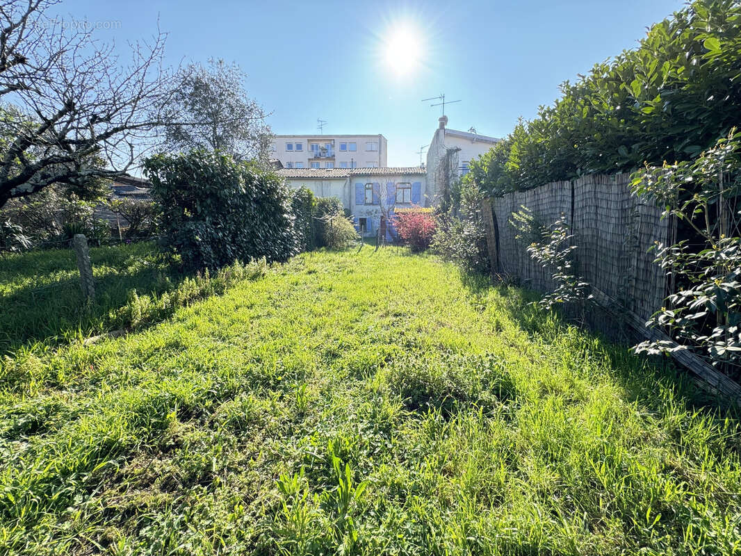 IMMEUBLE composé d'un local pro et d'un appartement avec 200 m2 de jardin - photo 4