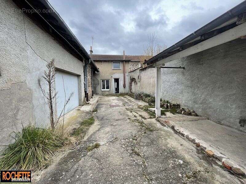 Maison 148 m² à Neulise  - photo 8