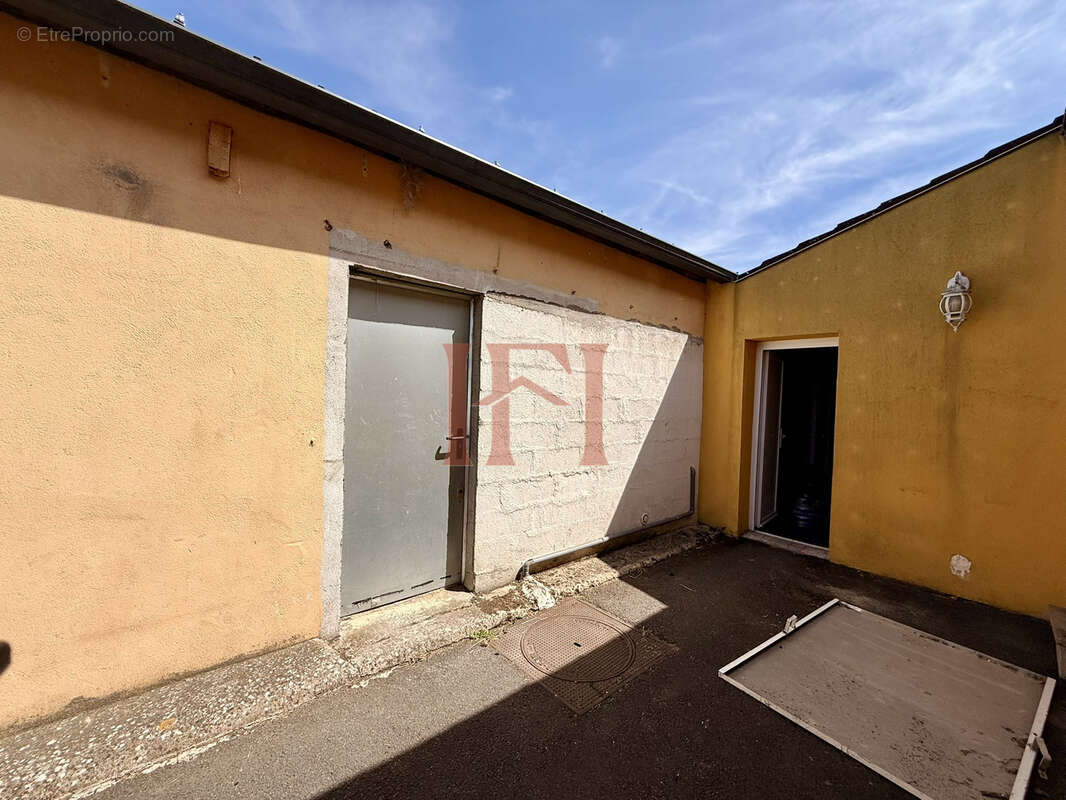 Mûrs commerciaux et fonds de commerce, avec son appartement - axe routier tours/chartres - photo 22