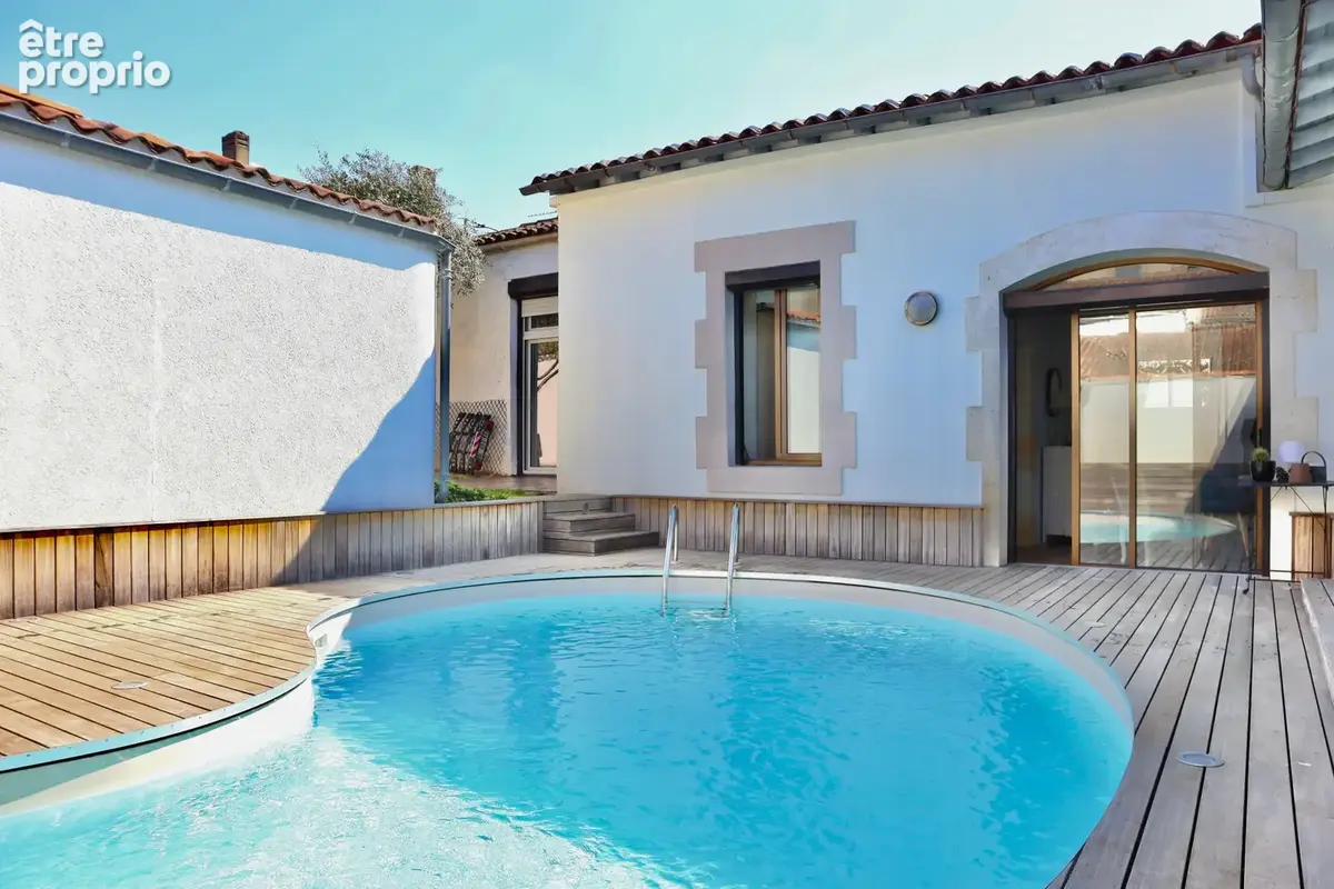 À 400 m du Jardin Public de Cognac, une maison de ville avec piscine, mezzanine, cave et garage ! - photo 11