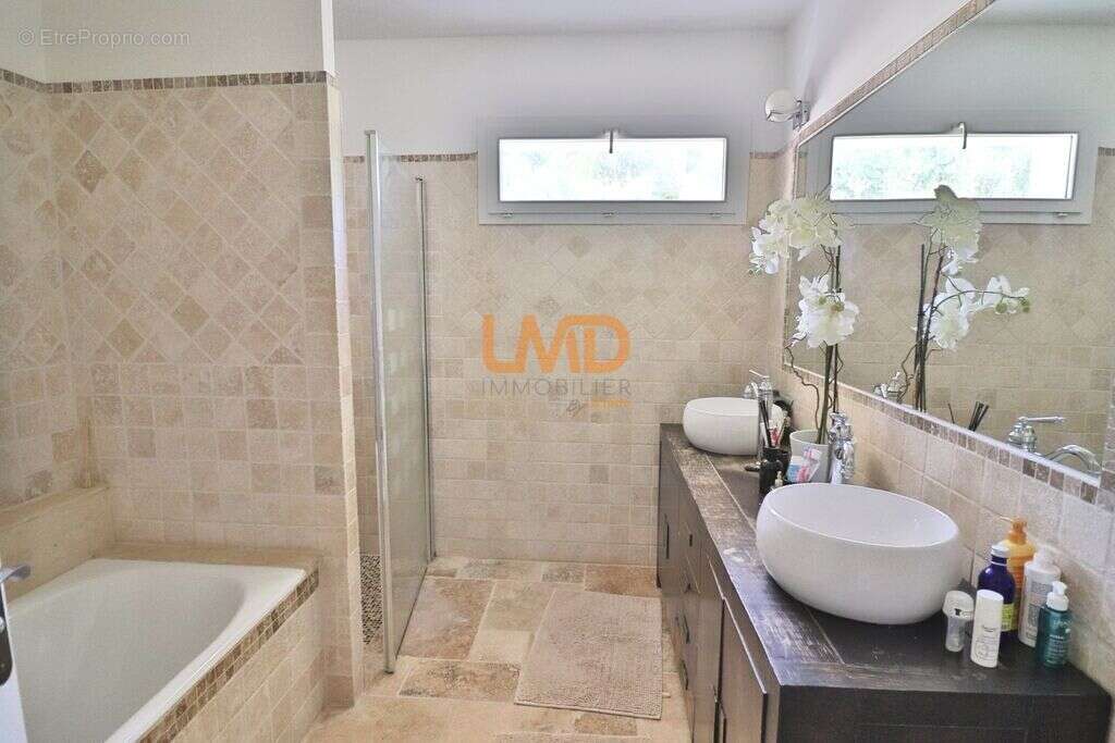 Saint Maximin: maison T5 + studio + dépendance - photo 14