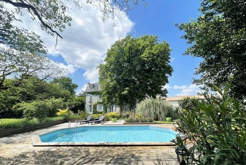 Château + gîte avec activité d’hébergement touristique proche de COGNAC (16) - photo 2