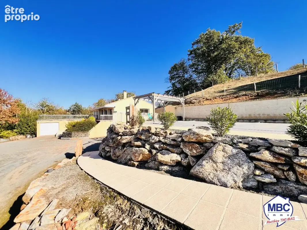 Propriété avec forêt, piscine et étang sur 1,48 hectare. - photo 2