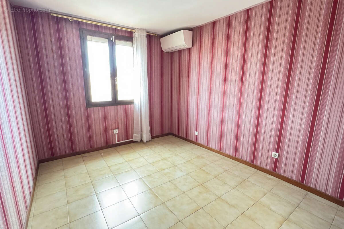 Maison à SAINT-LAURENT-DE-LA-SALANQUE