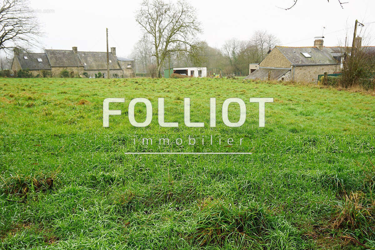 Terrain à SAINT-ETIENNE-EN-COGLES