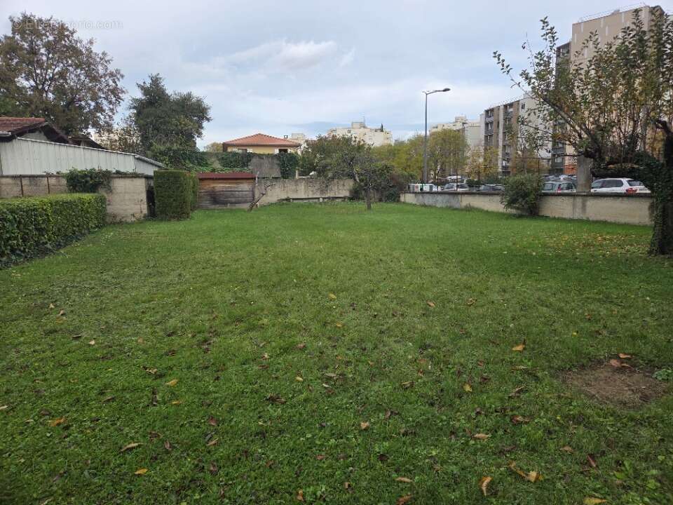 Terrain à VAULX-EN-VELIN