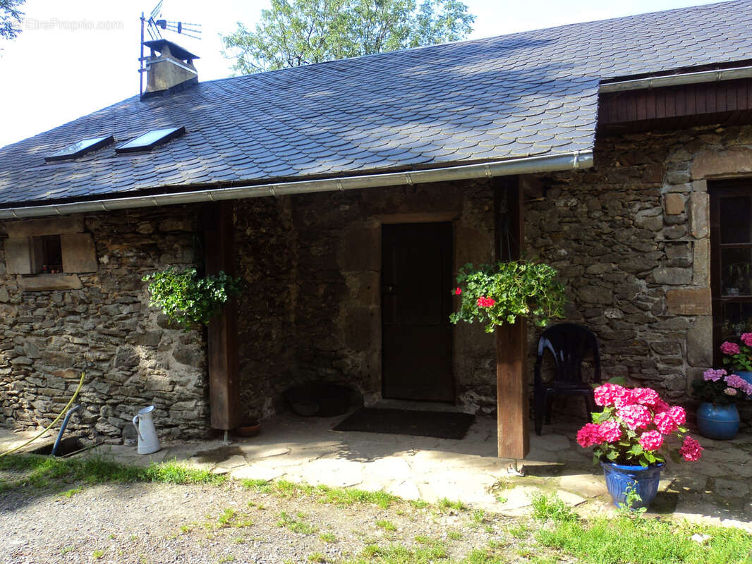 Coup de cœur assuré pour cette propriété de caractère avec grange, écurie et terrain attenant, située dans un - photo 2