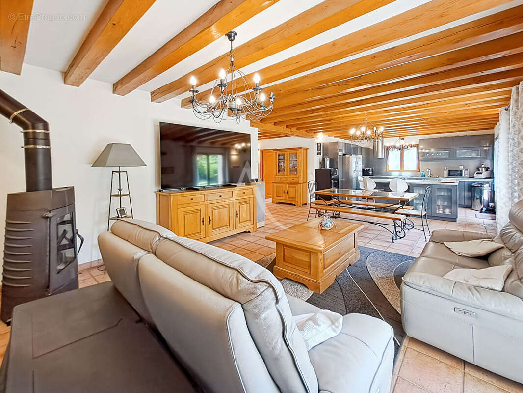 Maison de Caractère sur un Magnifique Terrain Arboré de plus de 4 000 m² - photo 3