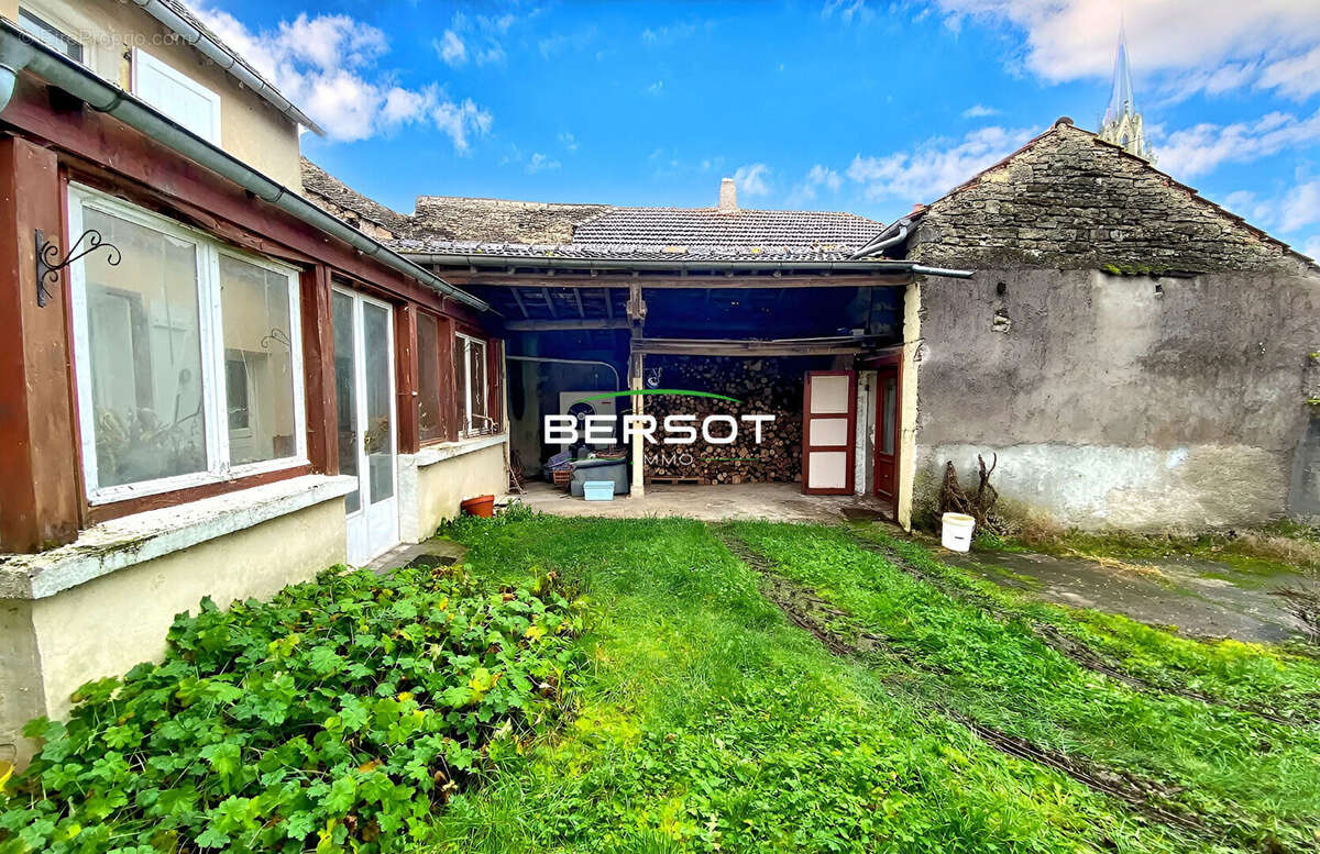 Maison à COMBEAUFONTAINE