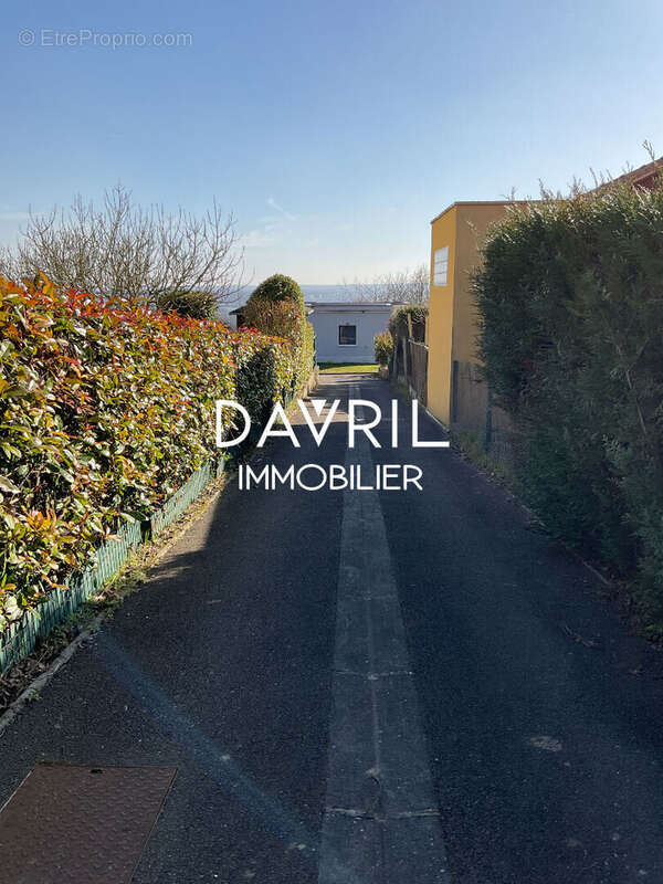 Terrain à CHANTELOUP-LES-VIGNES