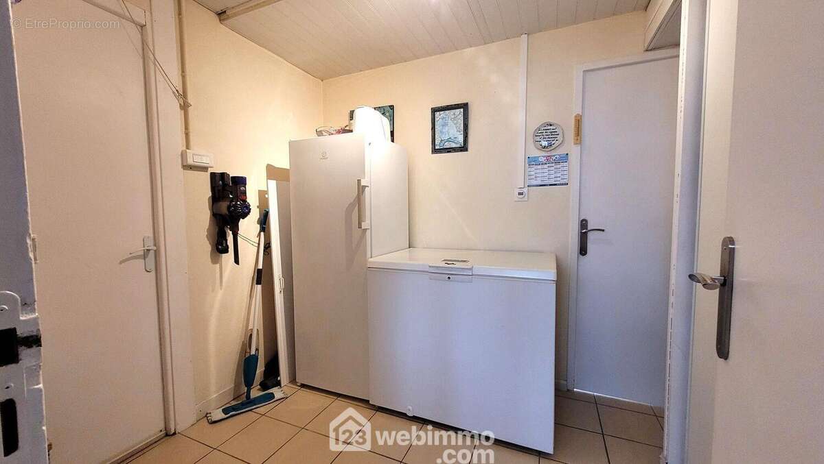 Un cellier avec penderie - Maison à LONGEVILLE-SUR-MER