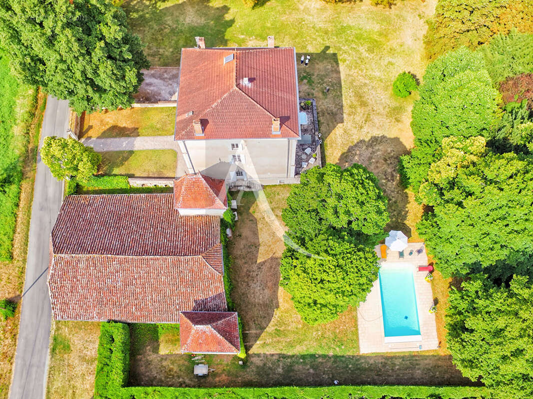 Demeure de prestige avec grange de 300 m2 et piscine - 1,13 hectares de terrain - photo 2