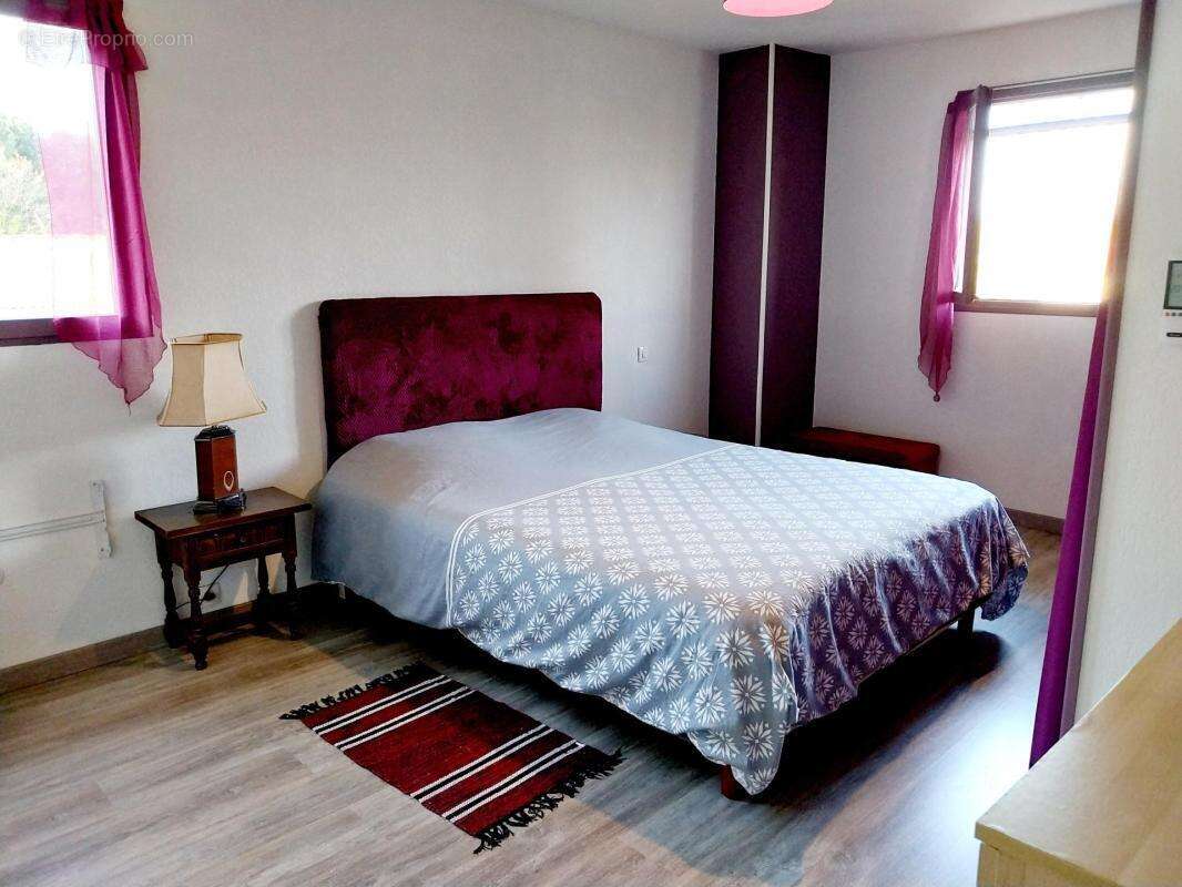 Maison à BUSSAC-FORET