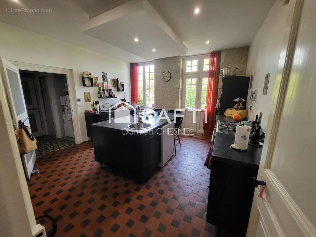 Maison 400 m² à Arcomps  - photo 7