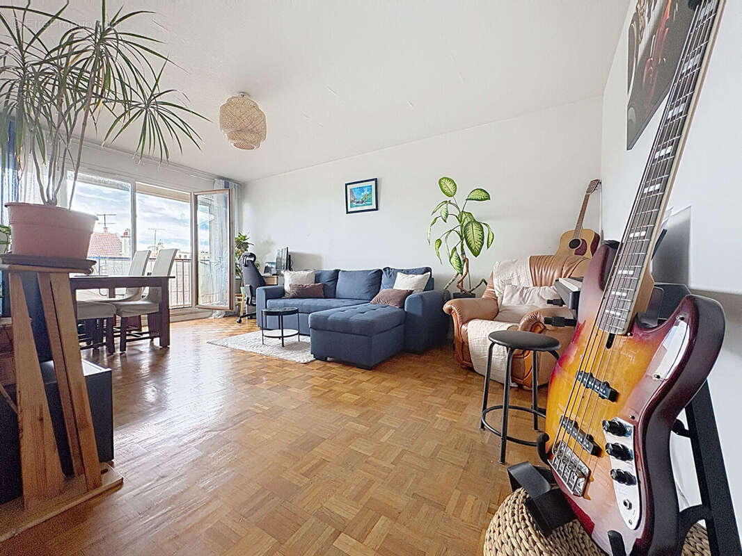 Appartement 4 pièce(s) 73 m2 avec deux balcons au pied du métro L.11 Carnot - photo 5