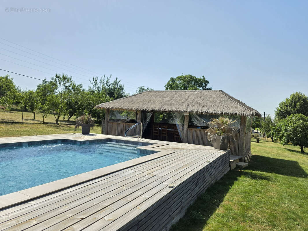 Elegante villa de plain peid avec piscine et vaste terrain - photo 3