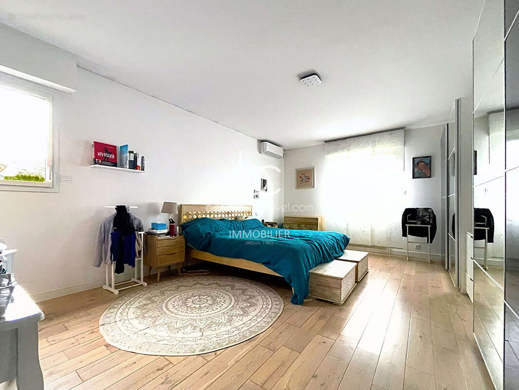 PLOEREN - Maison Familiale 215 m² - 6 Chambres - Terrain 1096 m² - photo 5