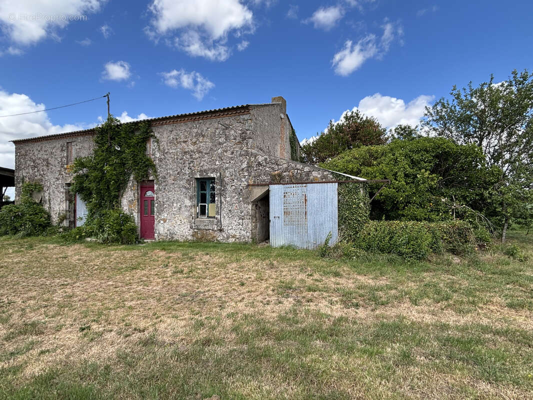 Maison à LES LANDES-GENUSSON