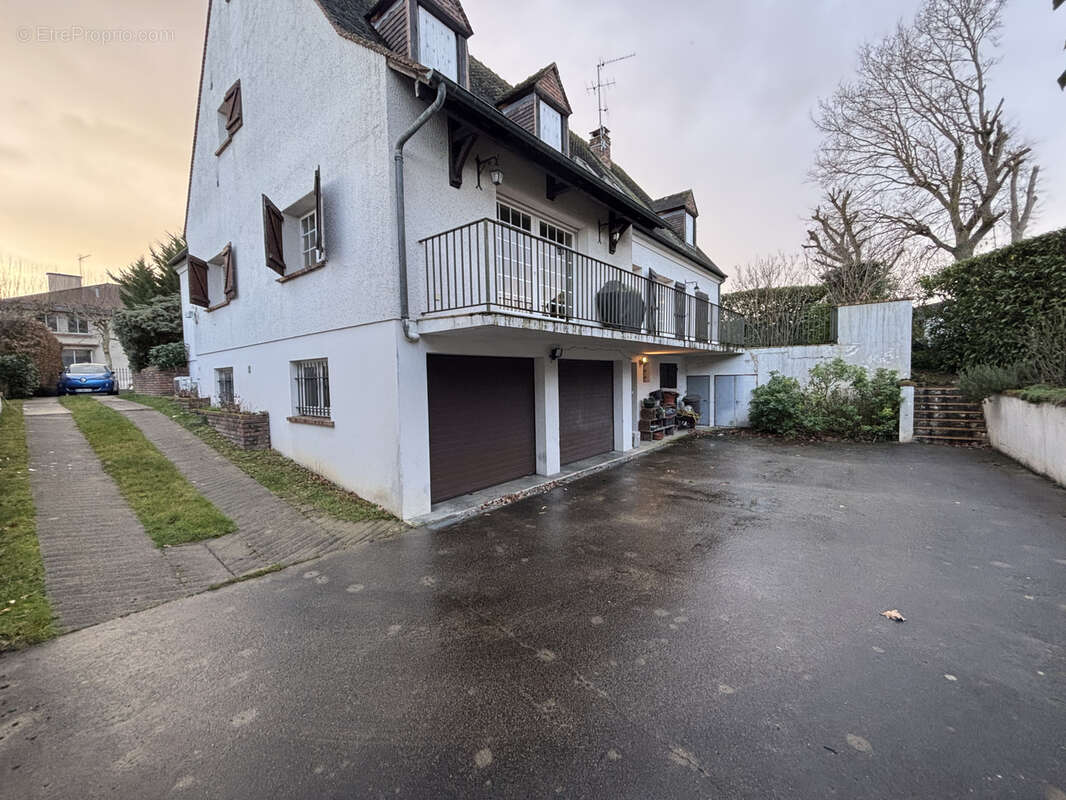 Maison à SAINTE-GENEVIEVE-DES-BOIS