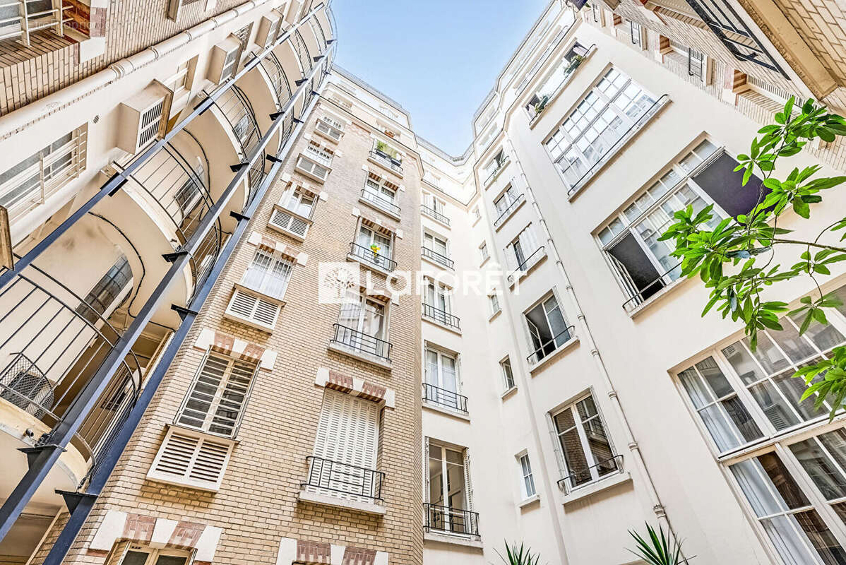 Studio charme sous les toits - Vue Tour Eiffel - photo 15