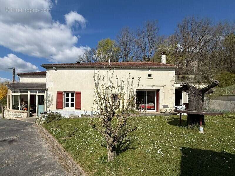Maison de plain pied à rénover en partie - 3 pièces - avec jardin et dépendances - à MONTAIGU DE QUERCY (82) - photo 15