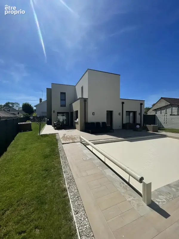 À vendre à Troyes, maison contemporaine de 149m2, 4 chambres, piscine, terrain de 571m2. - photo 2