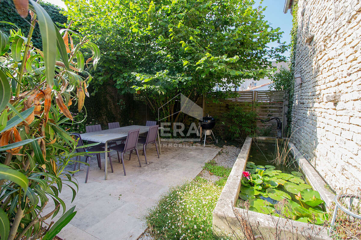 À vendre - Maison contemporaine de plain-pied avec piscine - 152 m² - Saint-Sauveur-d'Aunis - photo 3
