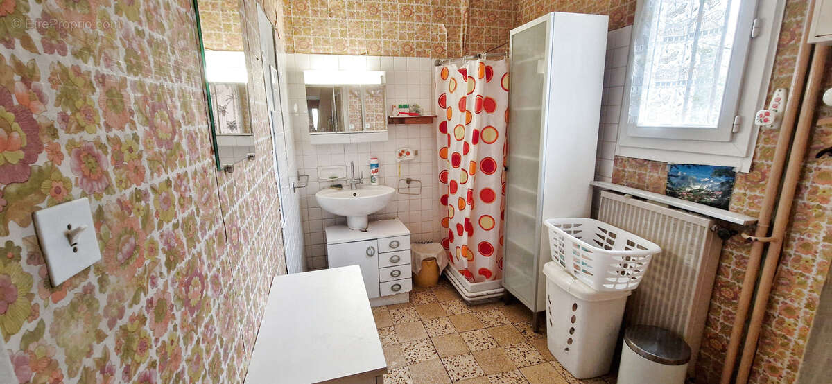 Maison à SAINT-JULIEN-LES-ROSIERS