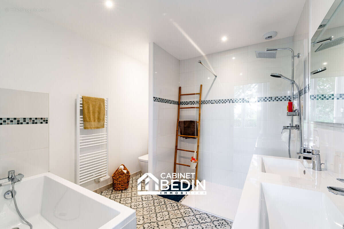 Maison 302 m² à Bourg  - photo 9