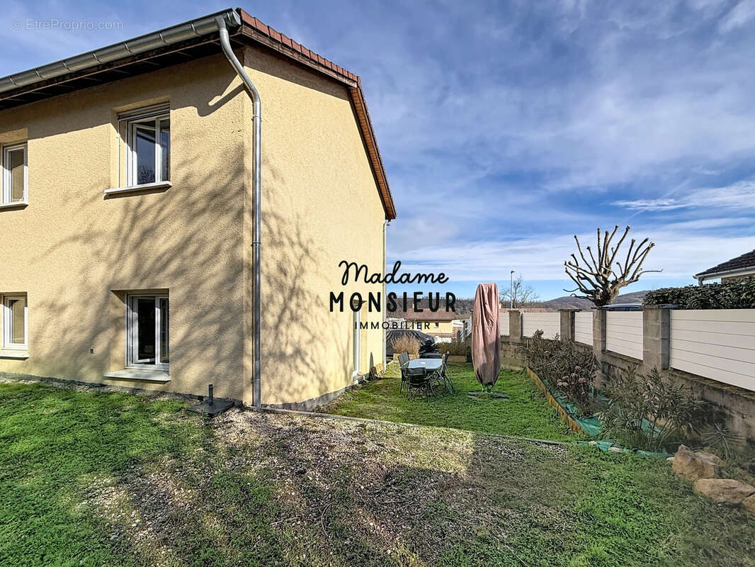 Maison à NIVOLAS-VERMELLE