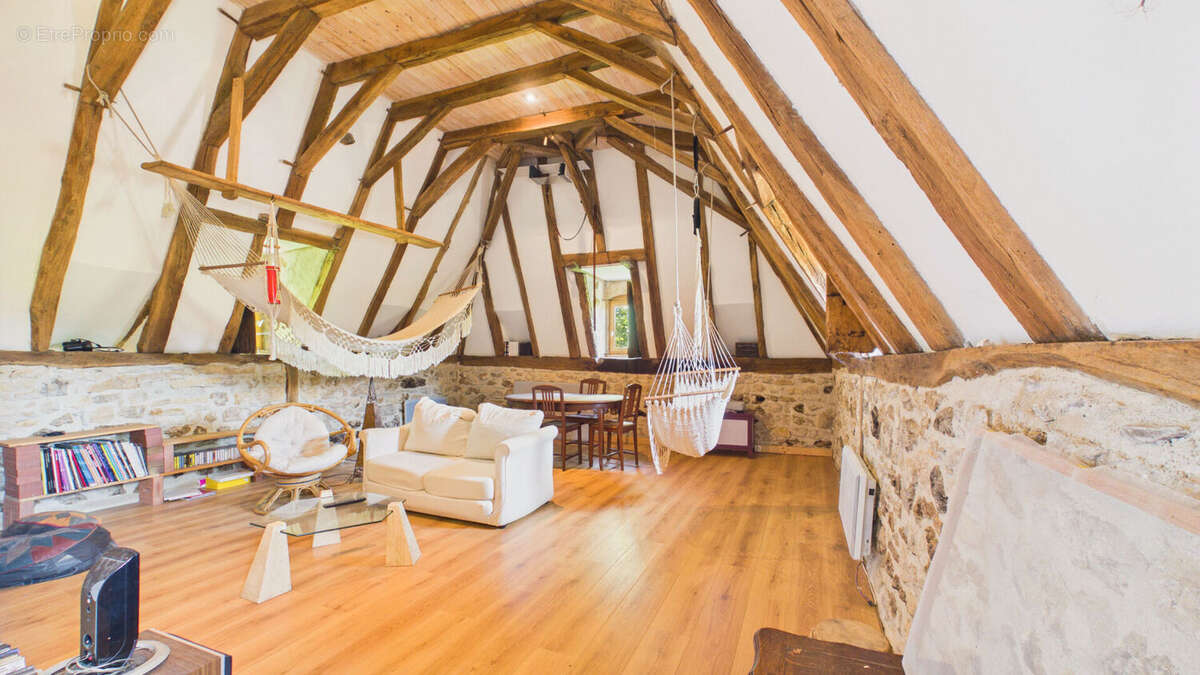 Maison de caractère de 200 m² avec dépendances et terrain de 6 800 m² - photo 5