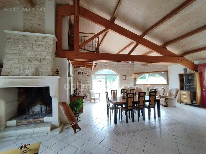 Charente, exceptionnelle ! A 10mn de La Rochefoucauld, maison 206 m², pièce de vie 70 m², grange, terrain clos 3602m² - photo 2