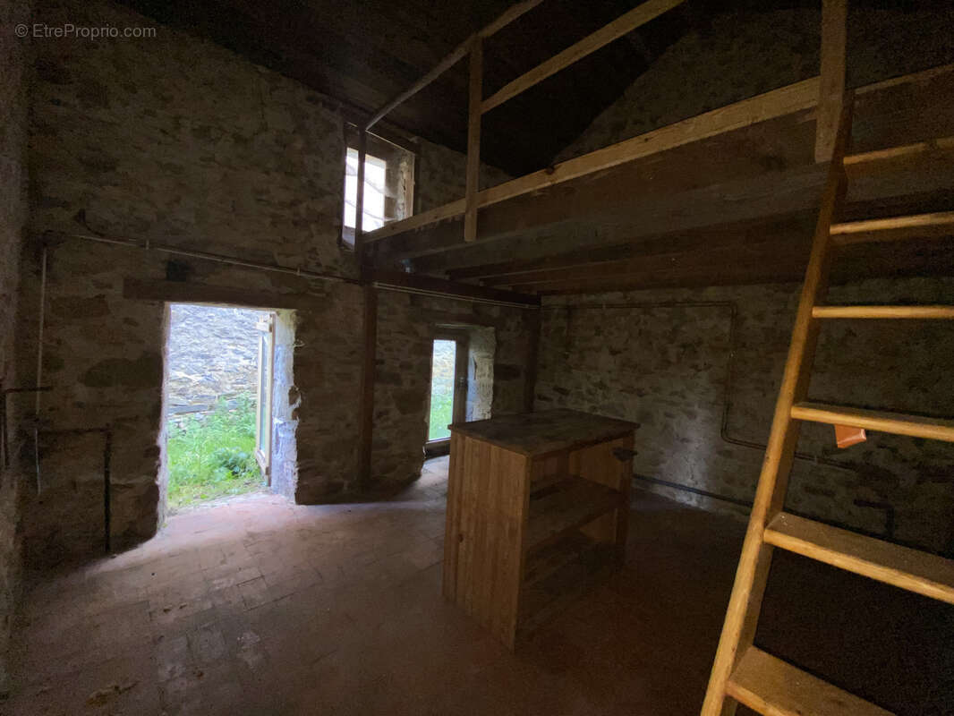 Corps de ferme à rénover sur 1 Ha de terres attenantes. - photo 5