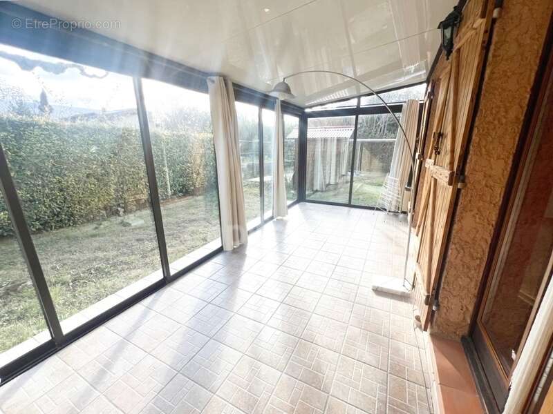 Vente Maison de plain-pied 4 pièces à MANOSQUE (04) - Jardin 740m2, garage, combles aménagés, proche commodités - photo 5