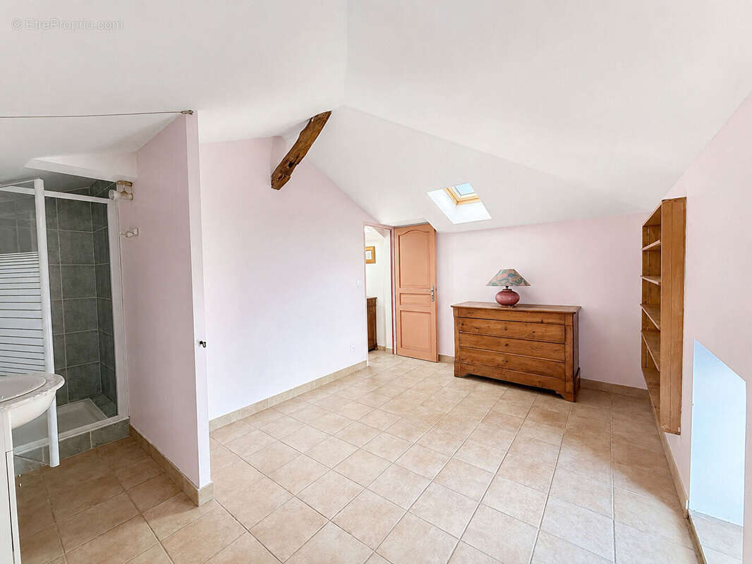 Maison de caractère en pierre avec granges et dépendances - photo 9