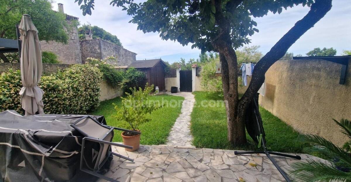 Maison à SAINT-MITRE-LES-REMPARTS