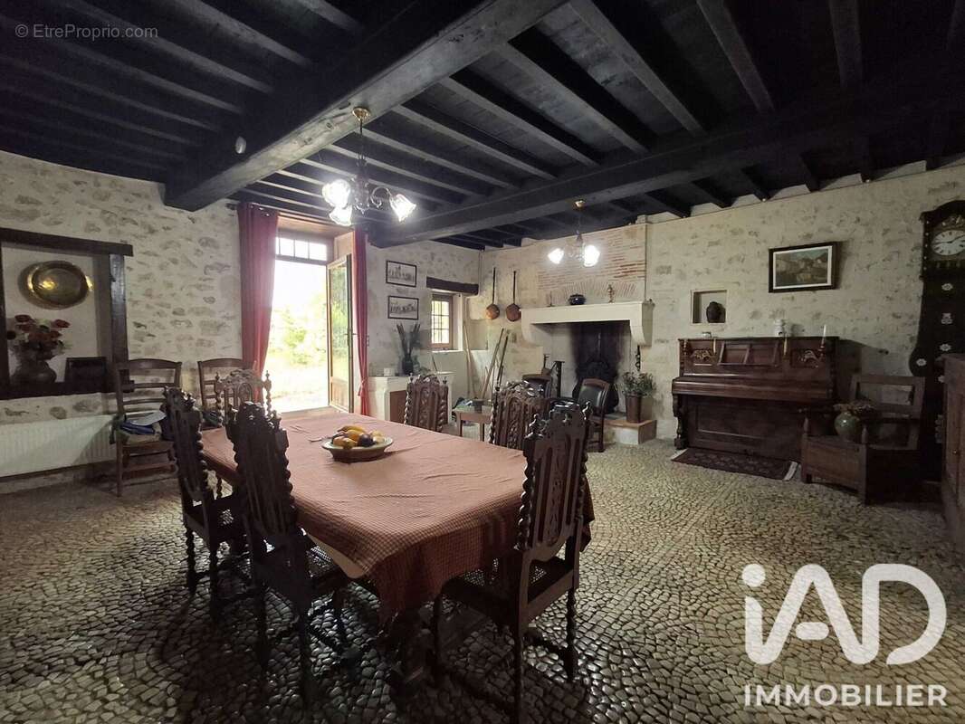 Maison 250 m² à Montbron  - photo 3