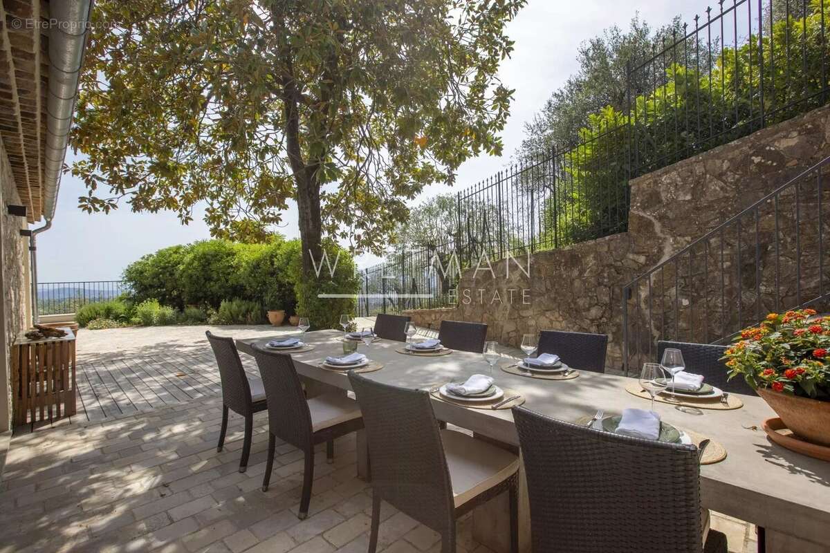 Maison à CHATEAUNEUF-GRASSE