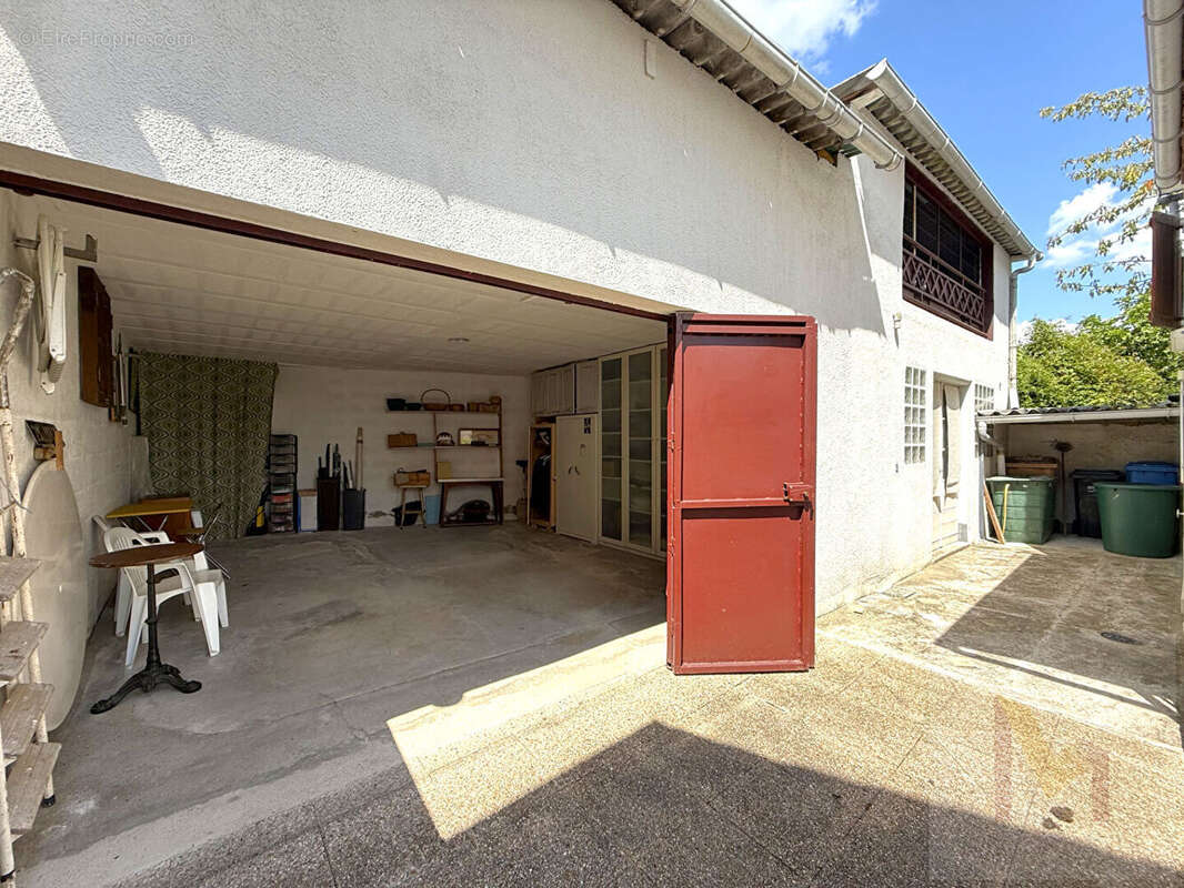 Maison avec garage, jardin sur 590 m² de terrain. - photo 5