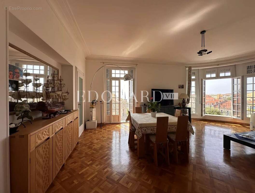 Vaste trois pièces à vendre avec belle vue sur la ville jusqu’à la mer, en plein centre de Menton - photo 13