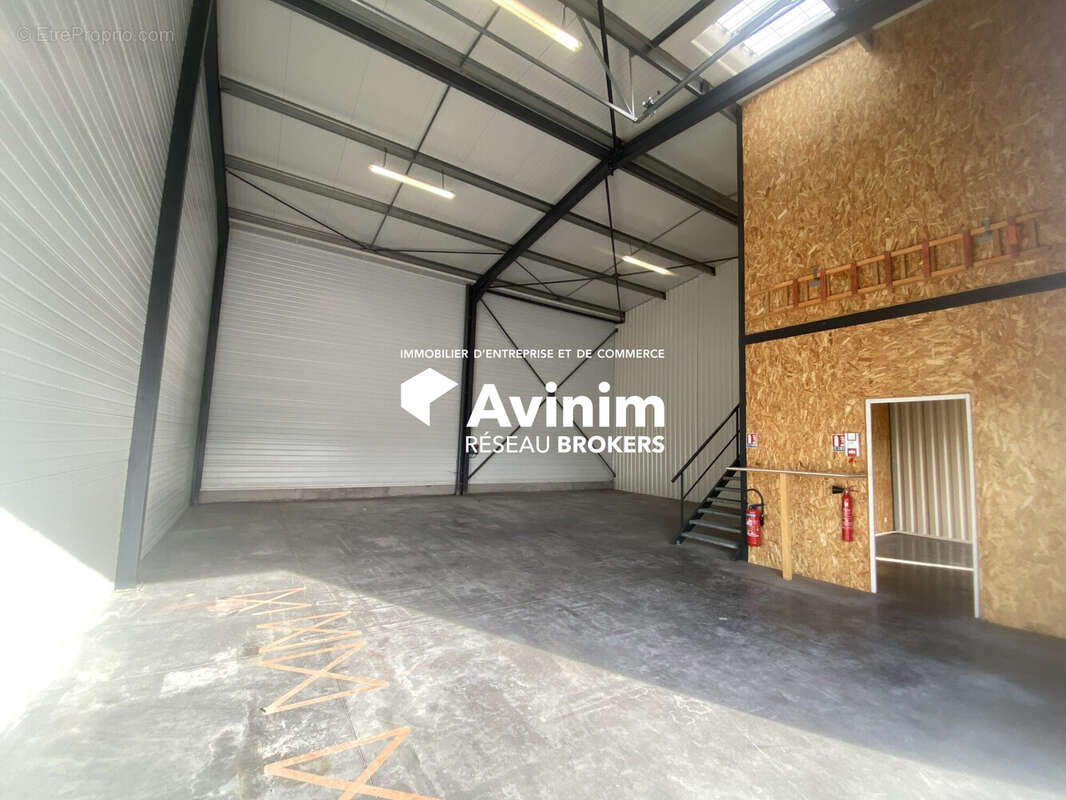 Vue depuis l&#039;extérieur - Commerce à COMBRONDE