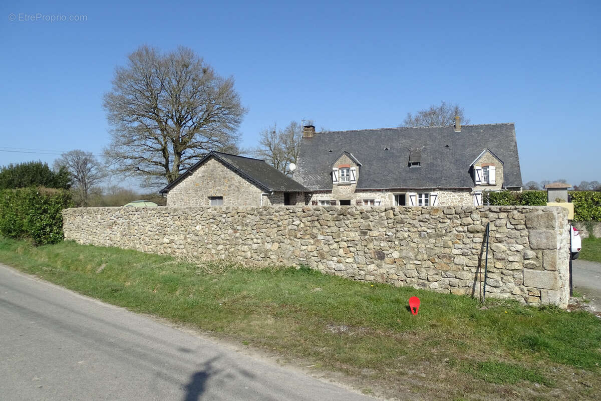 Maison à MONTSURS