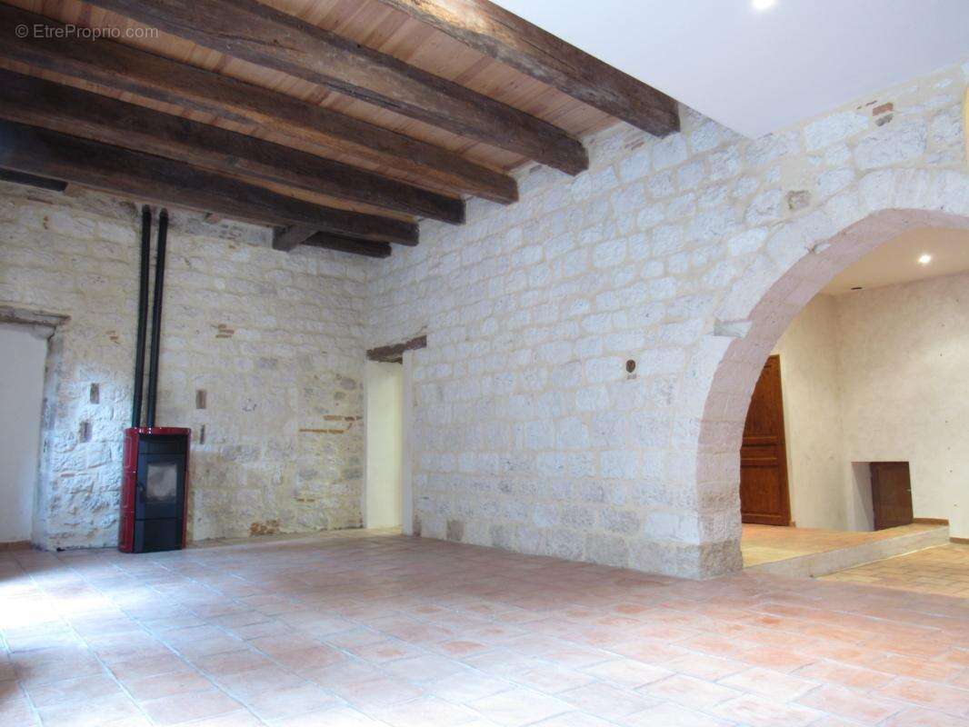 Grande maison medievale  de village entierement renovee dpe en b avec une petite maison qui sert de garage   290000€ - photo 23