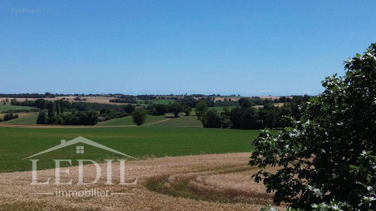 Corps de ferme en pierre avec vue panoramique sur la campagne gersoise et les Pyrénées - photo 9