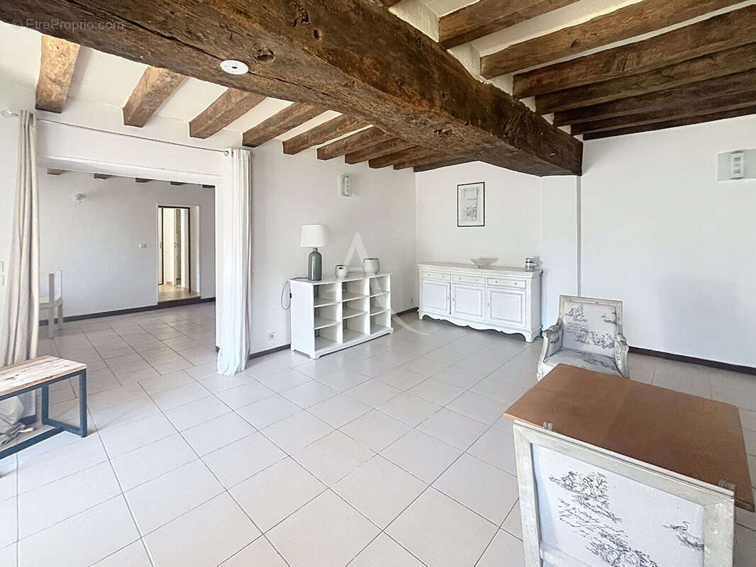 Une maison pleine de caractère, idéale pour les amoureux de la pierre et de la nature. - photo 6